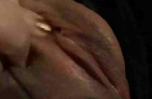 XXX Spogliarellista filatura intorno a un palo con film pkrno un bottino soffitto di fronte a una webcam