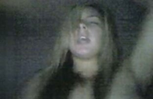 Una ragazza con una figa rasata masturbazione vicino davanti film porno donne con animali a una webcam monitor